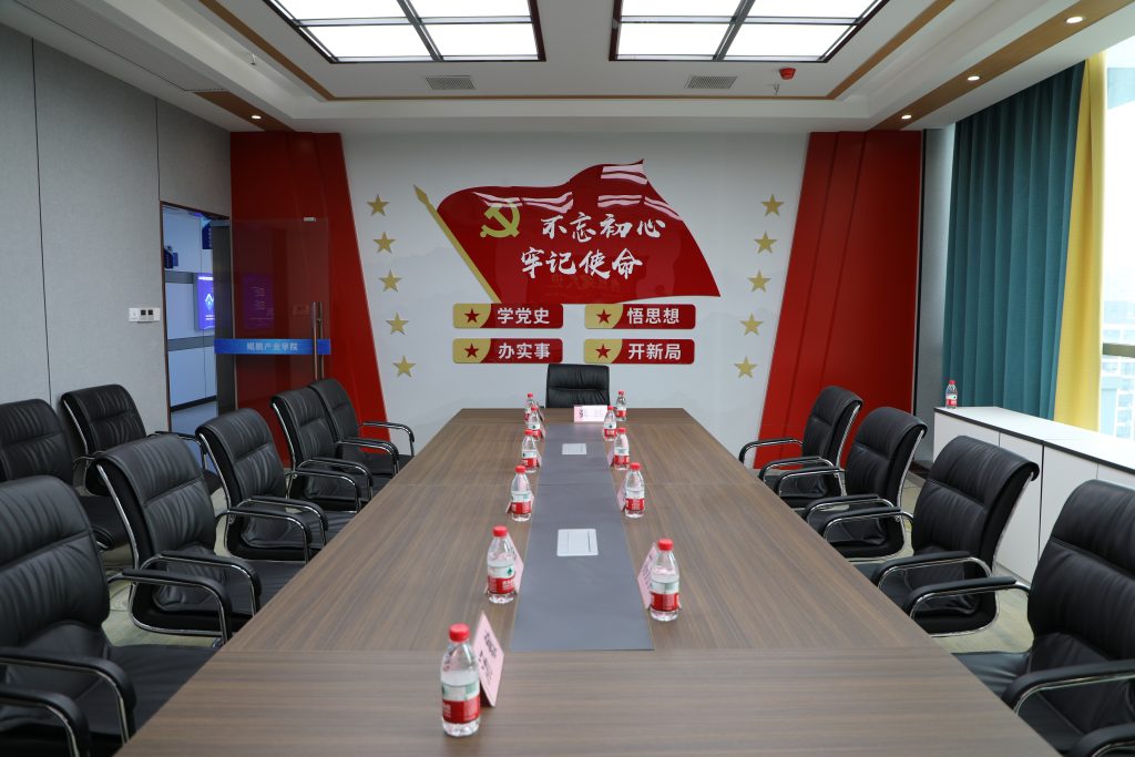 武汉软件工程职业学院鲲鹏产业学院党建会议室
