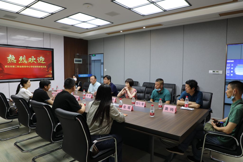 武汉市第二职业教育中心学校领导参观交流
