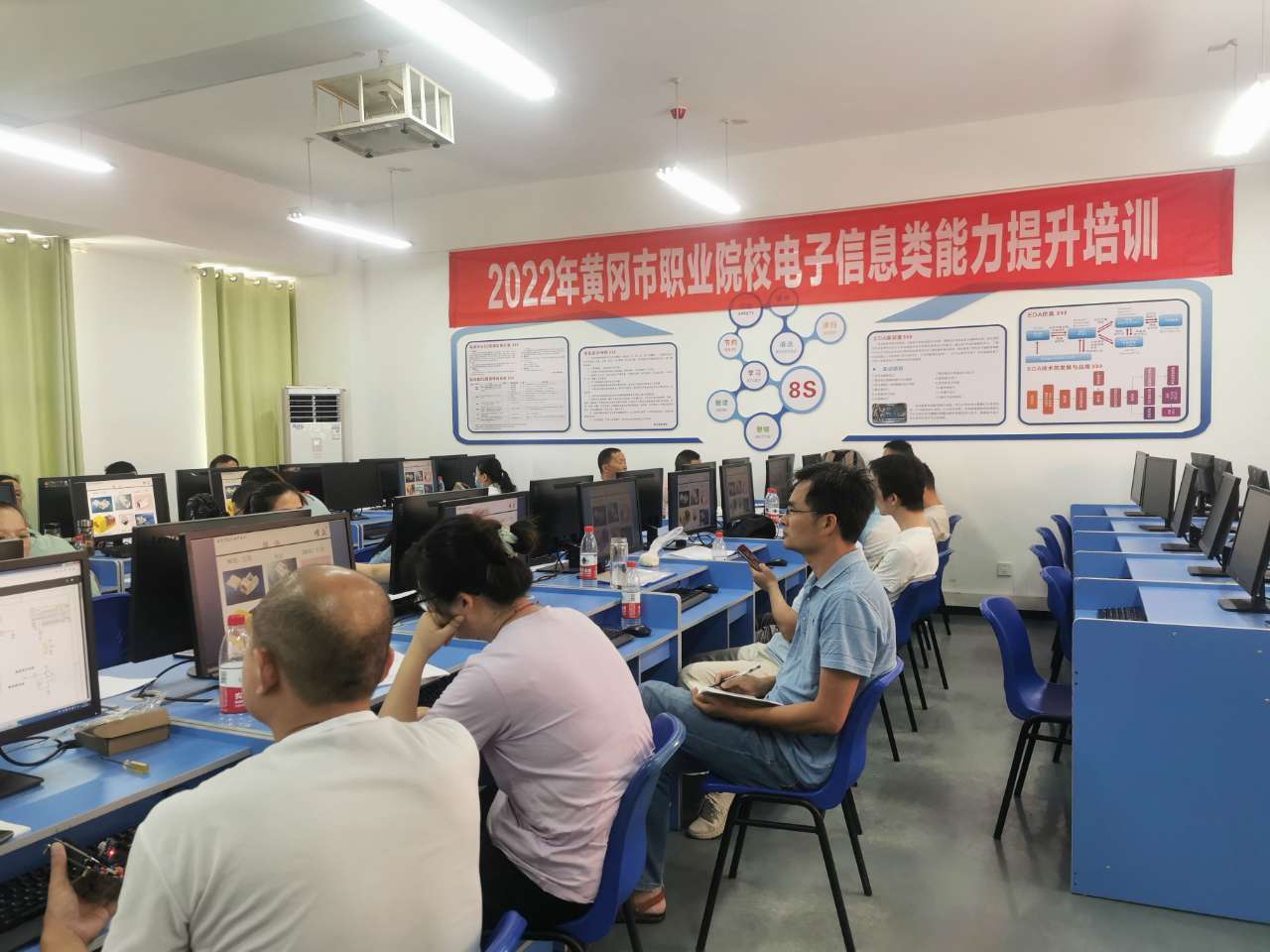 2022黄冈市职业院校电子与信息类教师能力提升培训班顺利开班