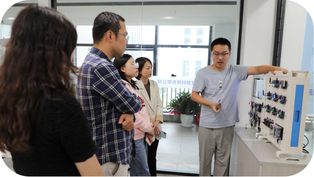 校企深度联动,共促产教融合：武汉商贸职业学院访唯众调研