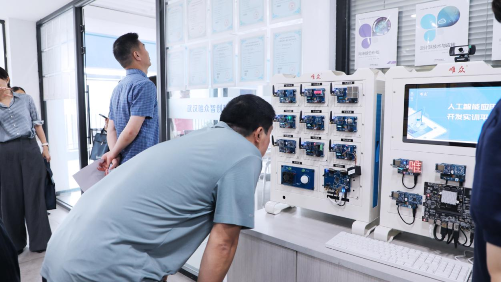 弘扬教育家精神 砥砺追光新征程——全国职教名师（名匠）名校长研修班到访唯众考察交流