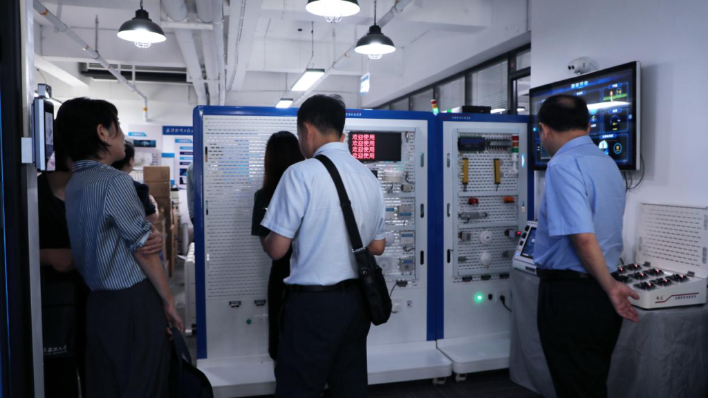 弘扬教育家精神 砥砺追光新征程——全国职教名师（名匠）名校长研修班到访唯众考察交流