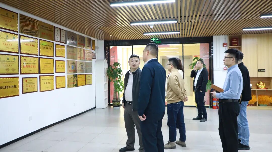 以"AI+"赋能心理育人新实践--武汉商贸职业学院走进唯众共探产教融合