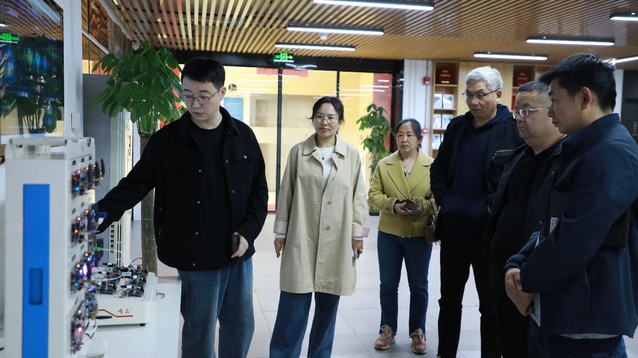 深化产教融合，共筑人才新篇—— 武汉职业技术大学人工智能学院领导老师到访唯众开展校企交流活动