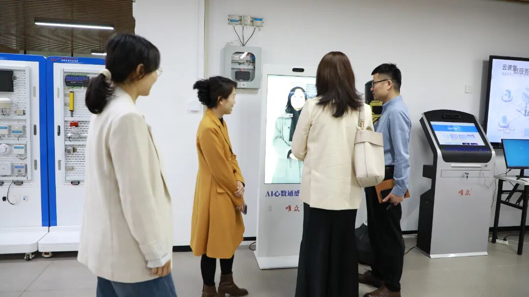 以"AI+"赋能心理育人新实践--武汉商贸职业学院走进唯众共探产教融合