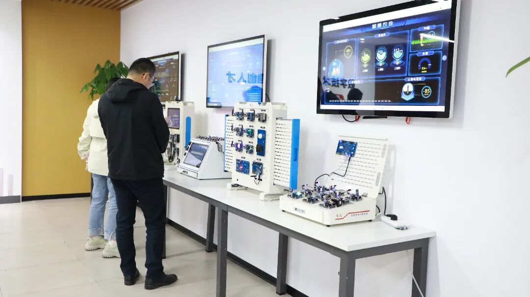 以"AI+"赋能心理育人新实践--武汉商贸职业学院走进唯众共探产教融合