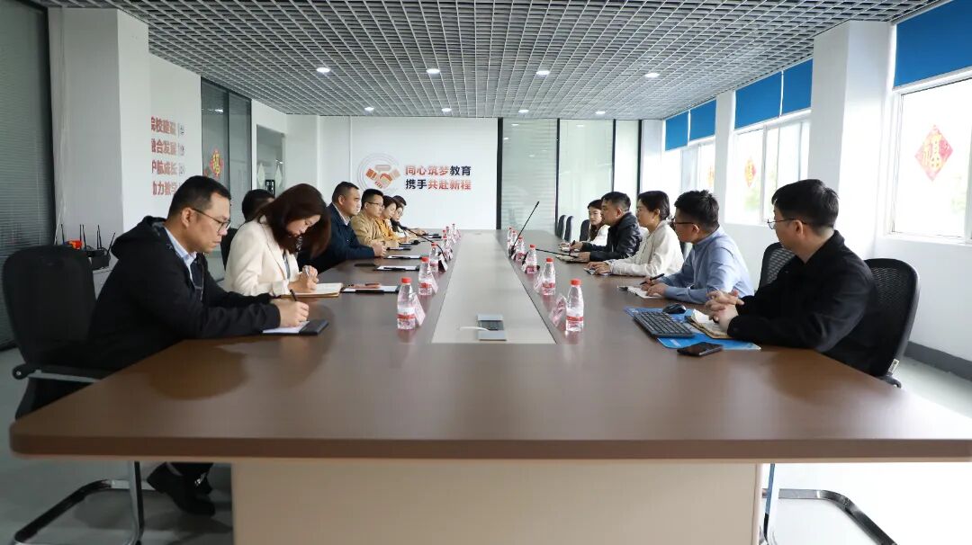 以"AI+"赋能心理育人新实践--武汉商贸职业学院走进唯众共探产教融合